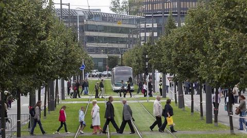 personnes enjambent rail de tram Strasbourg