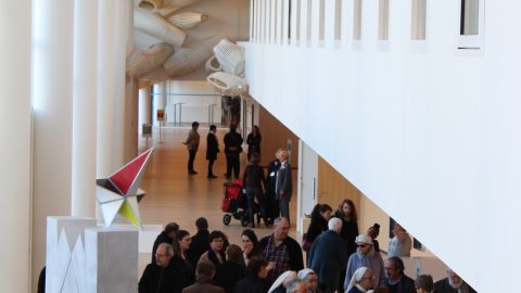 personnes discutant dans le hall de la Clinique Rhéna